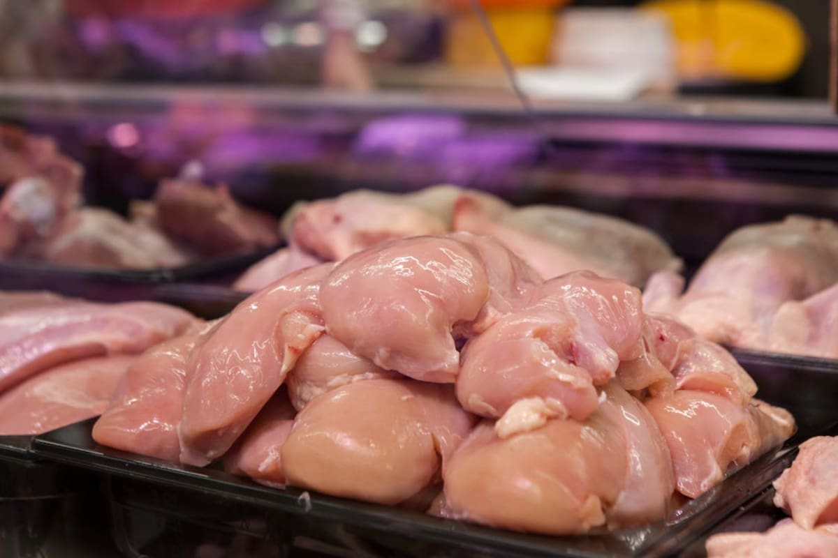 Cocinar pollo sin la temperatura adecuada puede provocar infecciones intestinales graves, por lo que especialistas recomiendan dejar de guiarse solo por el color y usar métodos más seguros