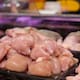 Cocinar pollo sin la temperatura adecuada puede provocar infecciones intestinales graves, por lo que especialistas recomiendan dejar de guiarse solo por el color y usar métodos más seguros