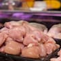 Cocinar pollo sin la temperatura adecuada puede provocar infecciones intestinales graves, por lo que especialistas recomiendan dejar de guiarse solo por el color y usar métodos más seguros