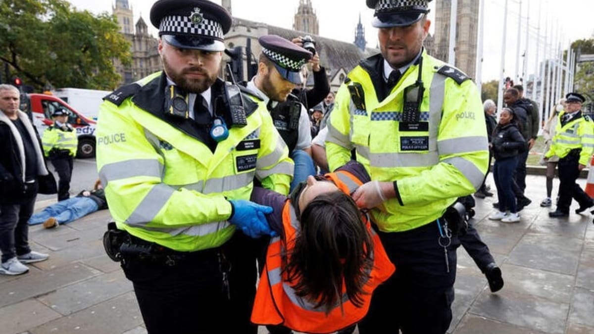 Mujer es vetada de todas las viviendas de un pueblo durante tres años: solo puede entrar a su propia casa tras una demanda colectiva de vecinos