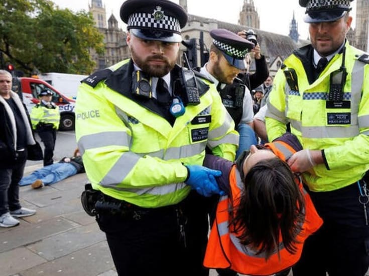 Una mujer es vetada de todas las viviendas de un pueblo durante tres años: solo puede entrar a su propia casa tras una demanda colectiva de vecinos
