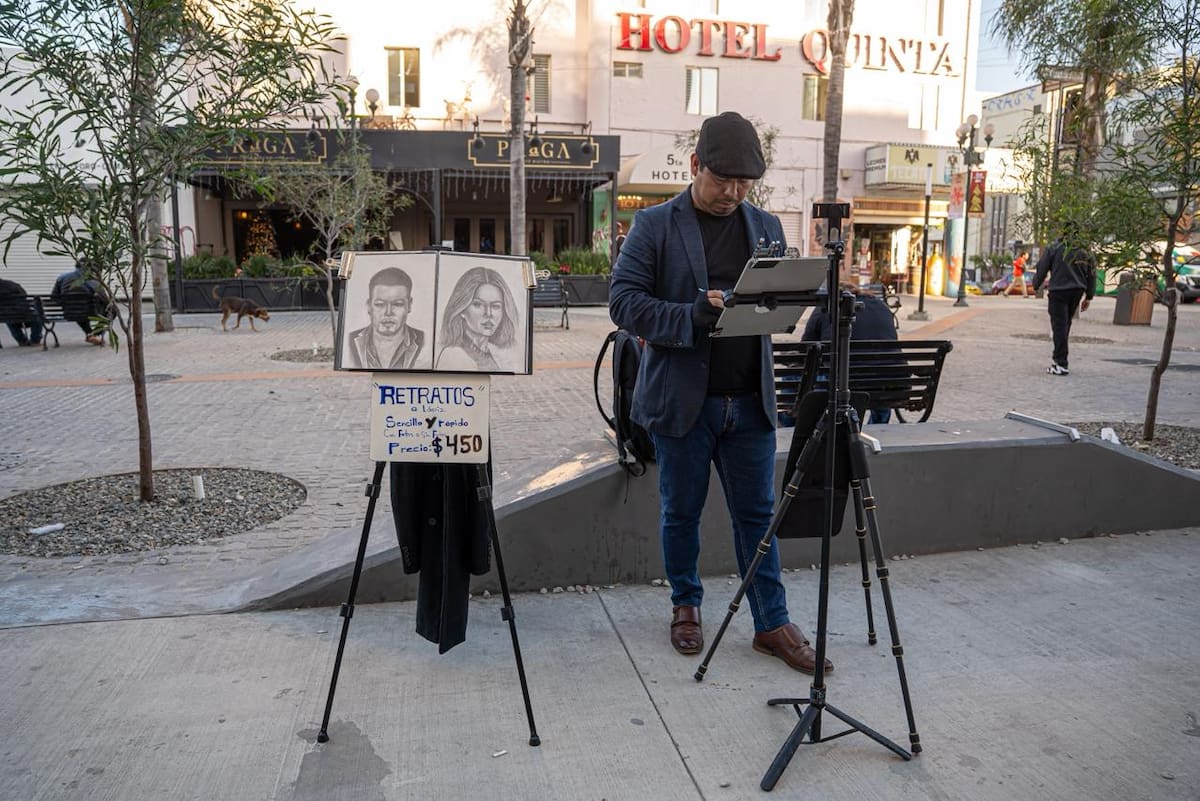 Ofrece retratos realizados únicamente con lápiz y papel, una pasión que con el tiempo llevó al plano profesional. Foto: Border Zoom