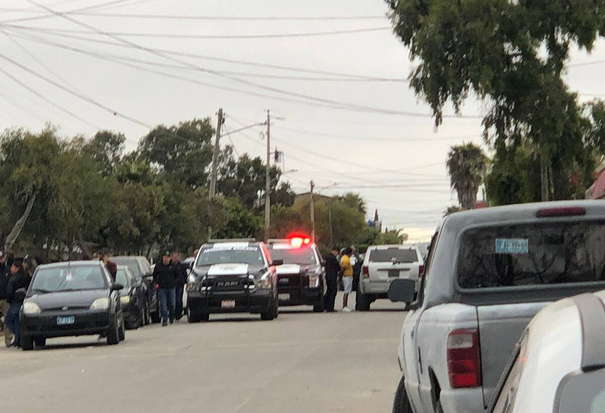 A las afueras de la escuela se instalaron dos patrullas municipales y elementos de la Guardia Nacional realizan rondines por el área.