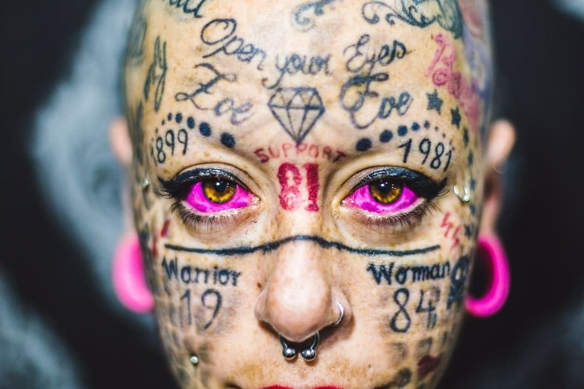 Mujer que tiene todo su rostro tatuado dice que extraña su cara