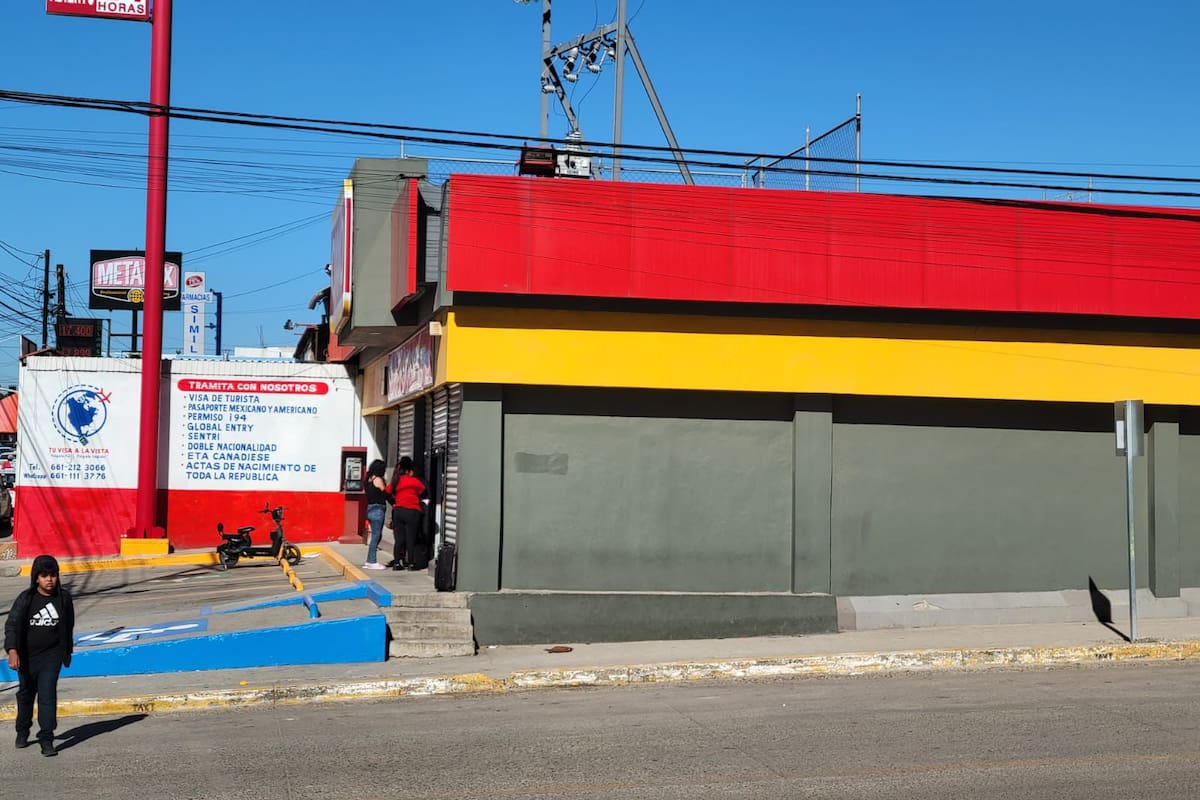 Asalto a tienda de auto servicio alarma a comerciantes de Rosarito