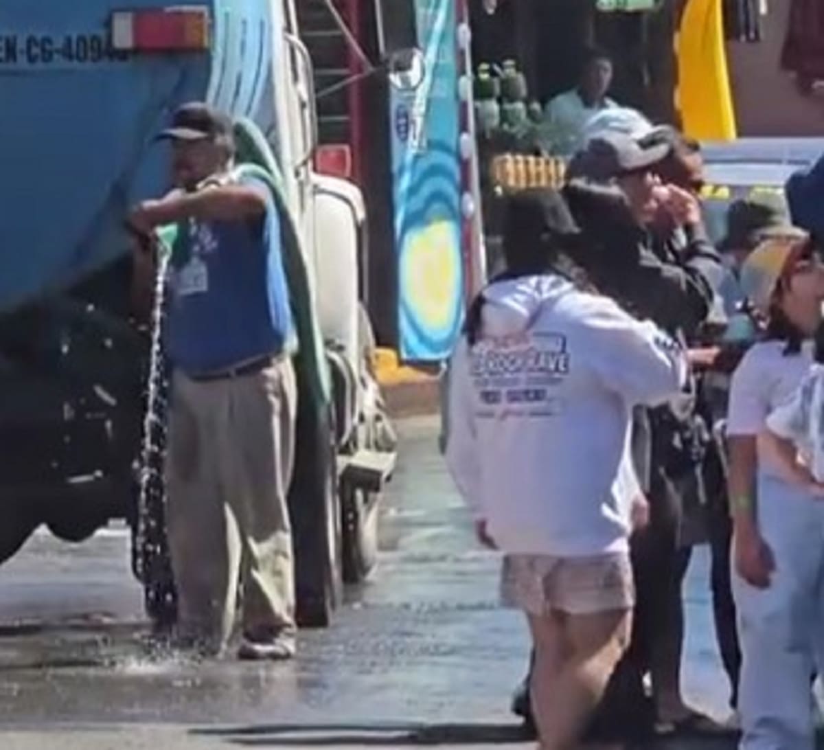 La falta de agua y de personal complica la limpieza de La Bufadora, mientras autoridades atienden críticas y colocan avisos para prevenir posibles estafas. Foto: Jayme García.