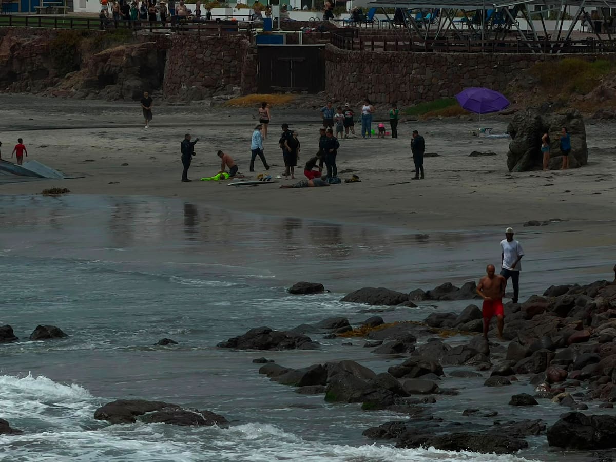 Los rescatistas ingresaron al agua para auxiliar a las víctimas, mientras autoridades investigan las circunstancias en las que fueron arrastradas por el mar. Foto: Cortesía.