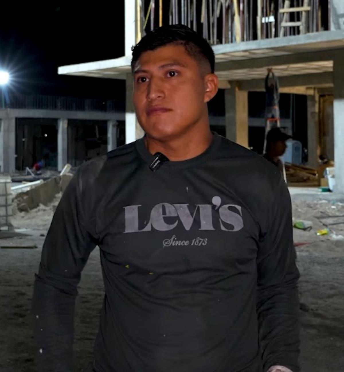 Las altas temperaturas en Mexicali han llevado a empresas constructoras a cambiar los turnos al horario nocturno para proteger a sus trabajadores del calor extremo.
Fotos: Valeria Alvarado.