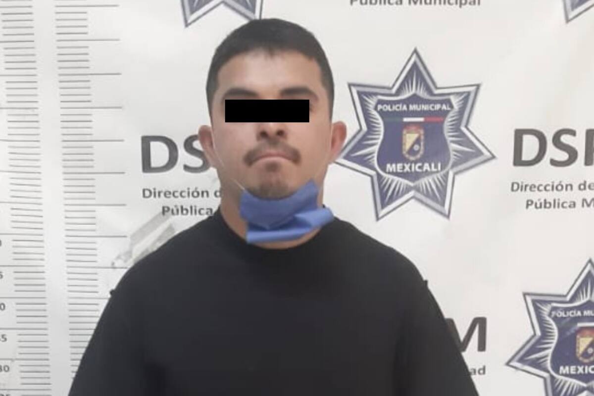 Estadounidense es detenido en auto con estrobos y con una daga