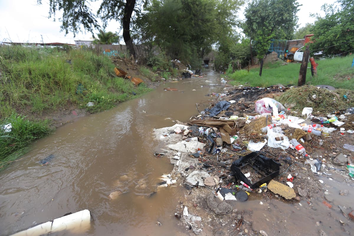 Por basura, canal “Las Víboras” se agrava en lluvias
