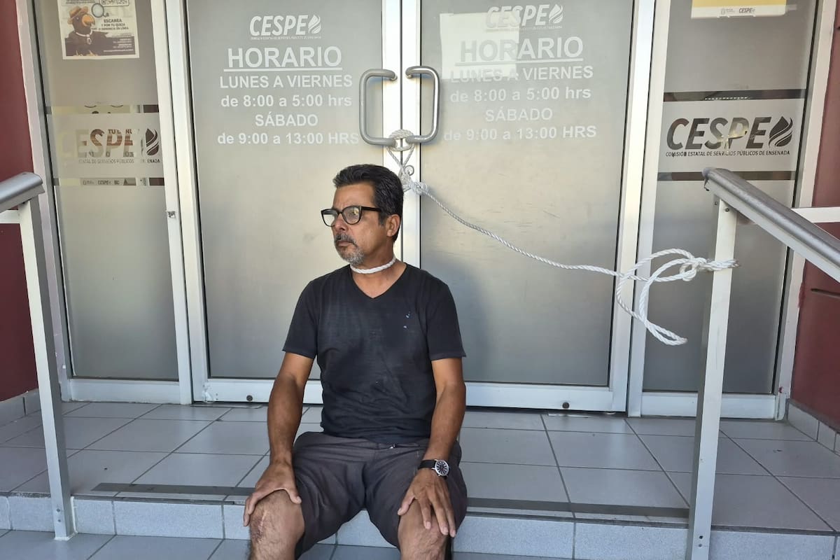 Se amarra del cuello frente a la Cespe en Ensenada para exigir agua; gana mil pesos a la semana y no puede pagar pipas
