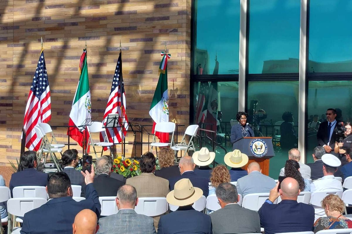Develan placa para celebrar terminación del nuevo consulado de EU en Nogales