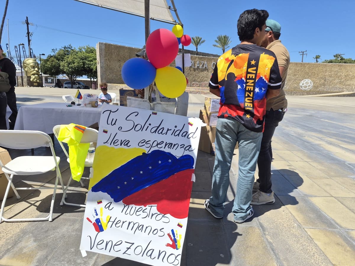La comunidad venezolana en Ensenada instaló un centro de acopio para reunir alimentos, artículos de higiene e insumos médicos que serán enviados a Venezuela con apoyo de empresas y voluntarios. Foto: Cortesía