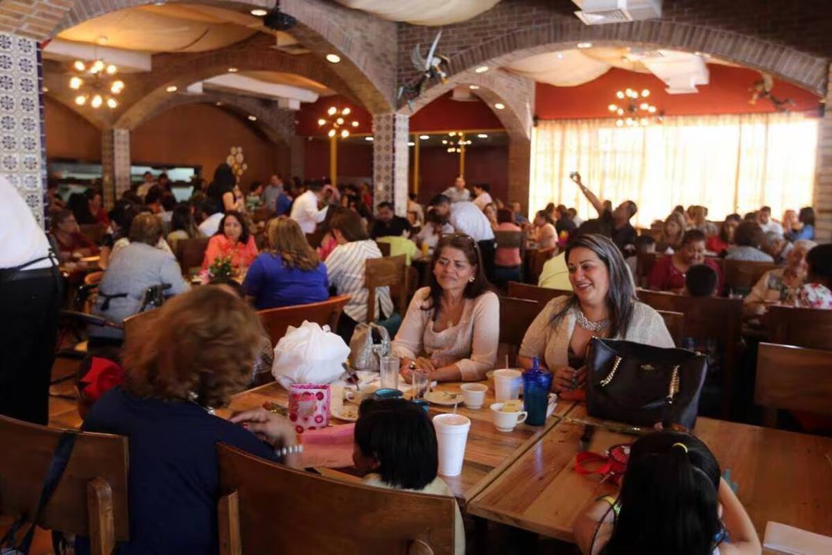 Cachanillas festejan a mamá con desayuno en restaurantes