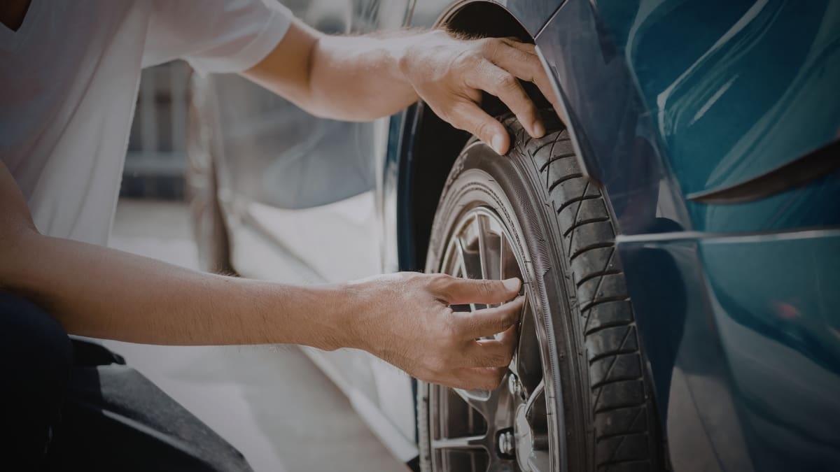 Tener la presión correcta en las llantas de tu auto te puede ahorrar gasolina, mejora la estabilidad al conducir, alarga la vida útil del vehículo y ayuda a evitar accidentes en carretera: ¿Cómo saber qué tanto aire debes echarle, según el auto que tienes?