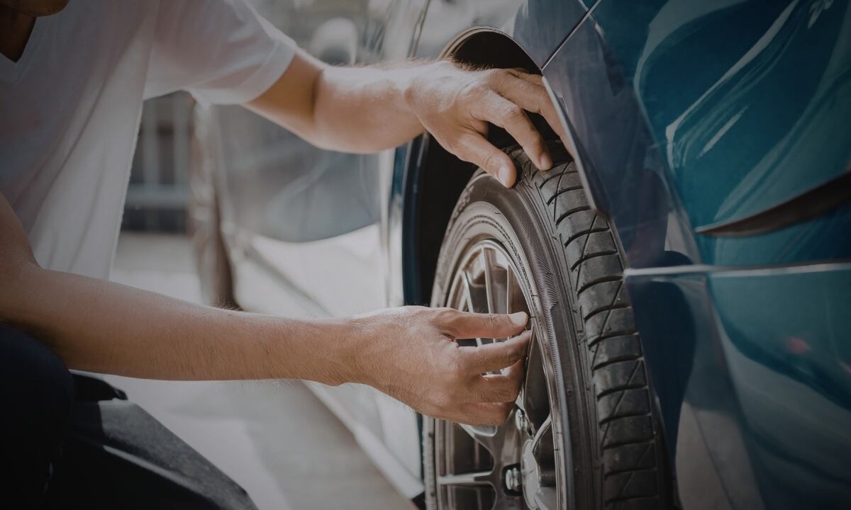 Una revisión simple en la gasolinera puede prevenir fallas mecánicas, mejorar el rendimiento del combustible y evitar que las llantas se desgasten antes de tiempo. Foto: Especial