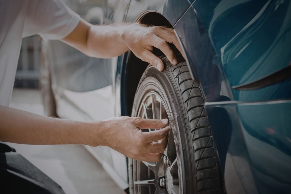 Tener la presión correcta en las llantas de tu auto te puede ahorrar gasolina, mejora la estabilidad al conducir, alarga la vida útil del vehículo y ayuda a evitar accidentes en carretera: ¿Cómo saber qué tanto aire debes echarle, según el auto que tienes?