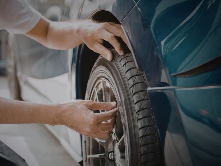 Tener la presión correcta en las llantas de tu auto te puede ahorrar gasolina, mejora la estabilidad al conducir, alarga la vida útil del vehículo y ayuda a evitar accidentes en carretera: ¿Cómo saber qué tanto aire debes echarle, según el auto que tienes?