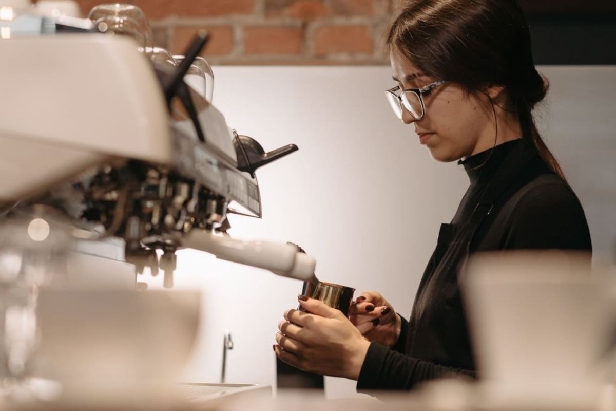 Las 11 carreras técnicas y laborales mejor pagadas para jóvenes sin título universitario que exigen habilidades digitales para acceder a mejores empleos