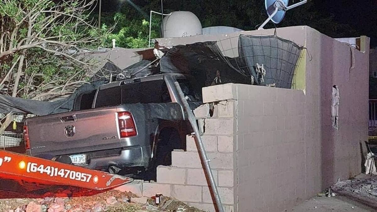 El accidente se dio cuando el conductor del vehículo, un pickup modelo reciente, perdió el control presuntamente por viajar a exceso de velocidad y bajo los efectos del alcohol / Foto: Especial