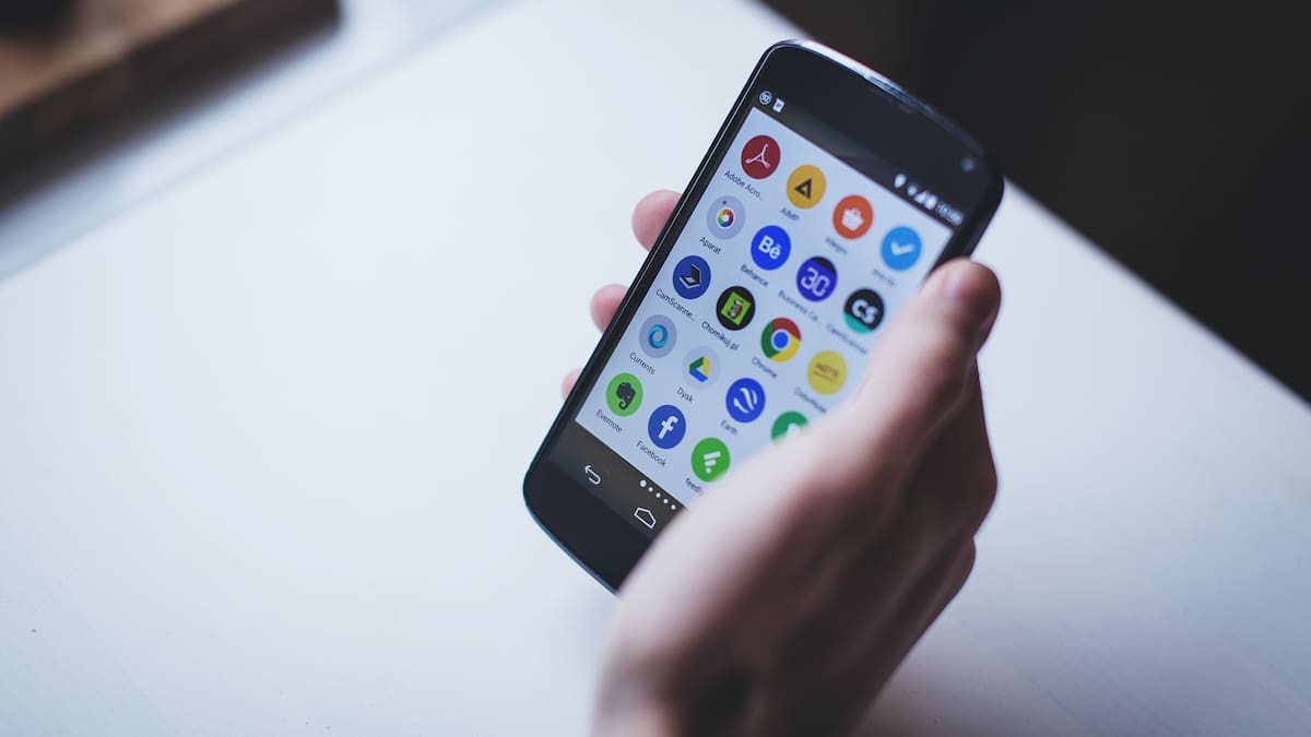 Seguridad infantil e inteligencia artificial: por qué Estados Unidos busca adelantarse a los riesgos de los chatbots después de años de problemas con las redes sociales
