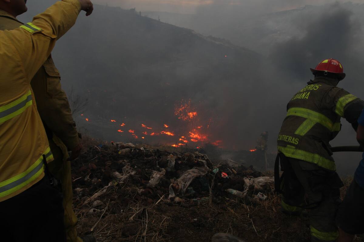 Agreden a bombero al atender incendio en Rosarito