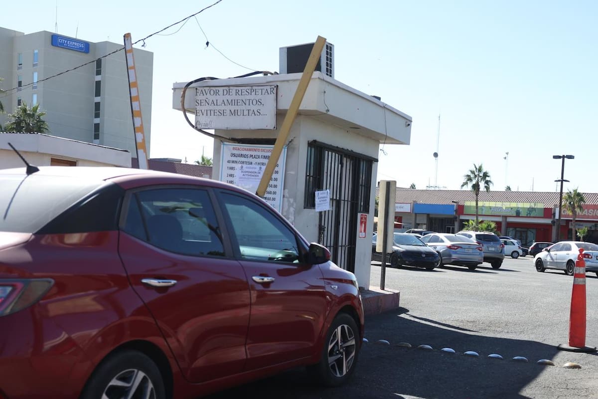 Levantan plumas del estacionamiento Plaza Fimbres
