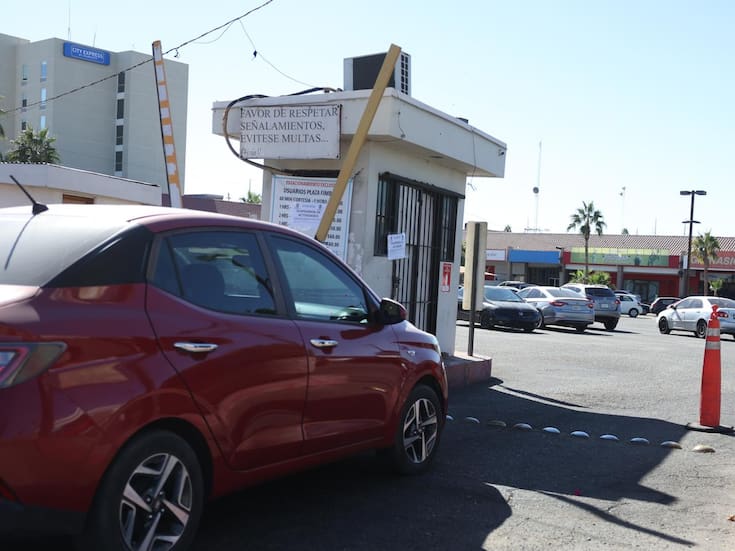 Levantan plumas del estacionamiento Plaza Fimbres