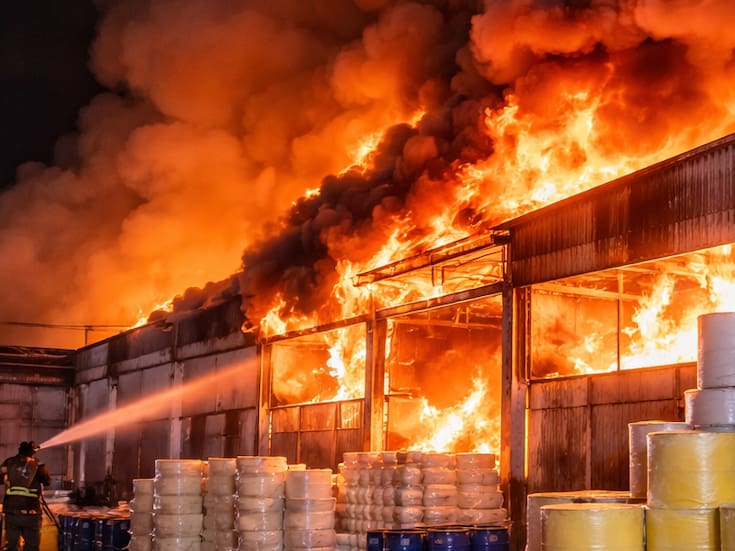 Clausuran bodega de poliuretanos tras incendio en Estado de México, confirman que operaba de forma clandestina y almacenaba químicos inflamables; el incidente obligó a evacuar viviendas y desplegar un amplio operativo de emergencia