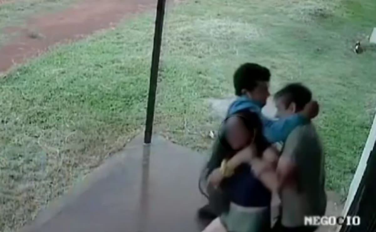 Video muestra cómo un hombre de 43 años atropella y golpea a su esposa el Día Internacional de la Mujer en Paraguay; vecinos la rescatan y el Ministerio Público investiga tentativa de feminicidio. Foto: Captura de pantalla