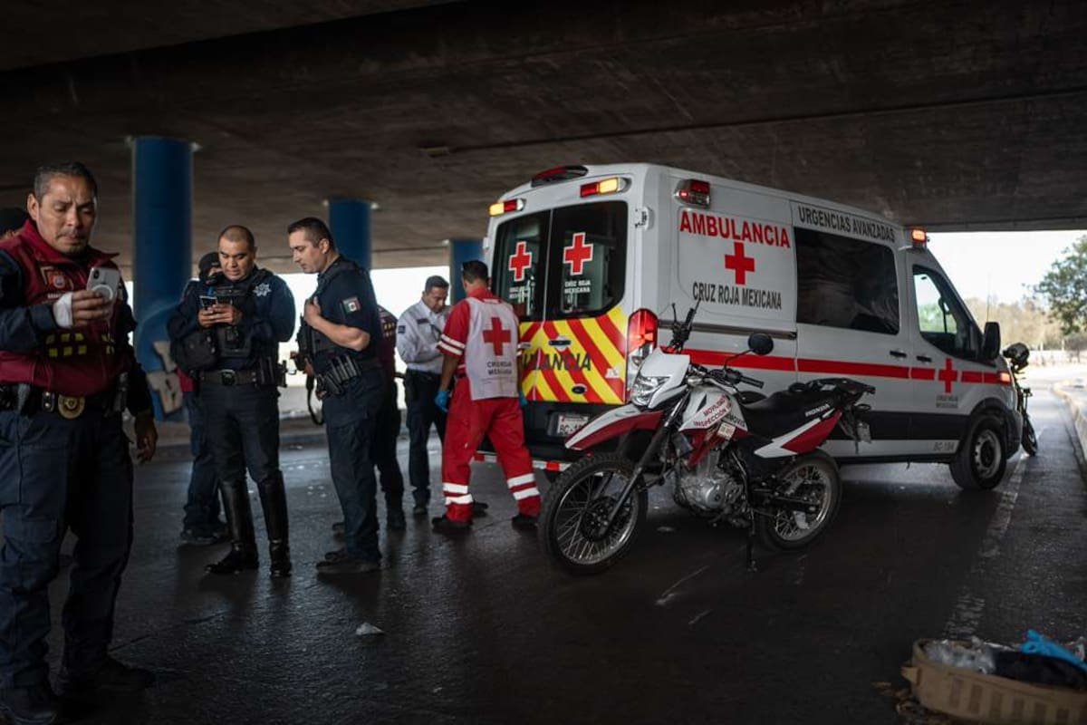 Resulta lesionado auxiliar vial tras caer de motocicleta en Zona Centro