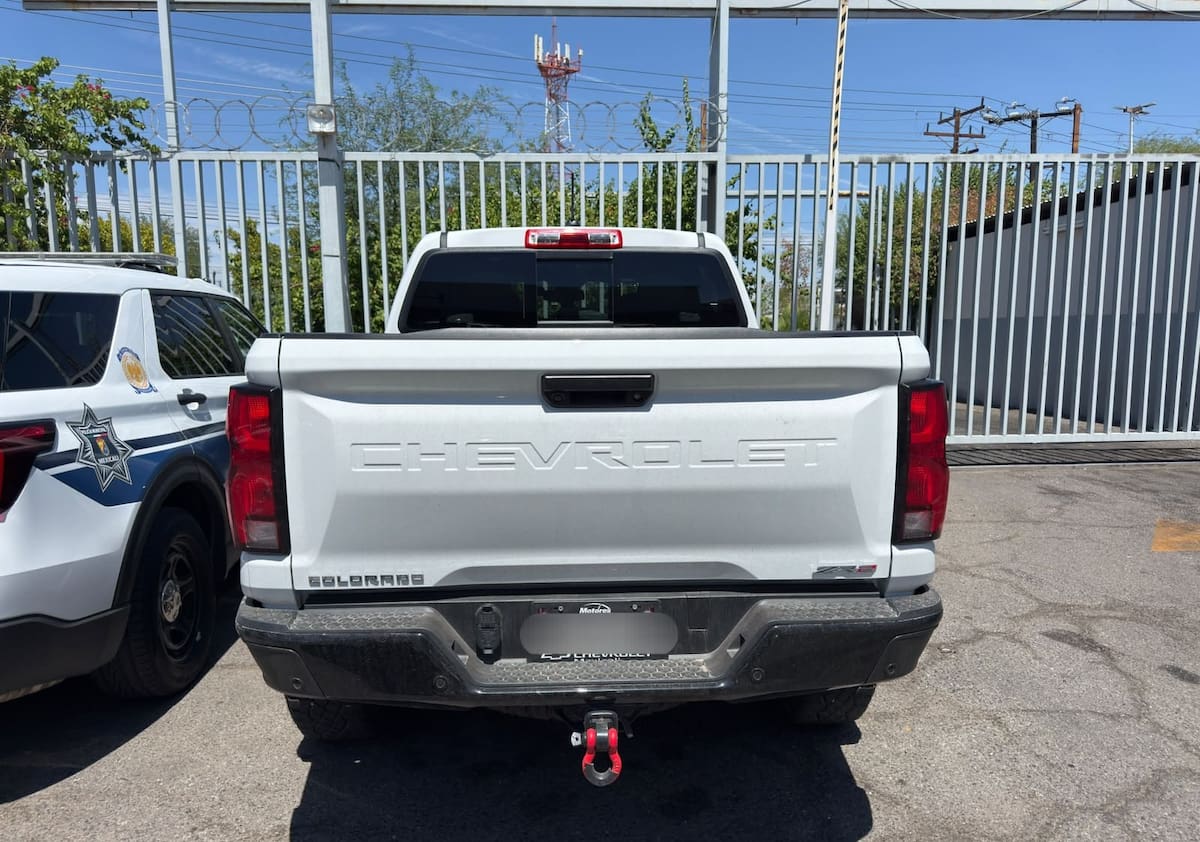 Los hombres sustrajeron un Chevrolet Colorado blanco, modelo 2026, y una Ford F-150 blanca, modelo 2021.│Foto: Cortesía / DSPM