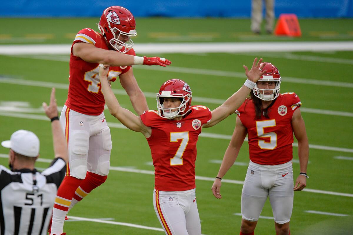 Larguísima patada da el triunfo a los Chiefs en tiempo extra