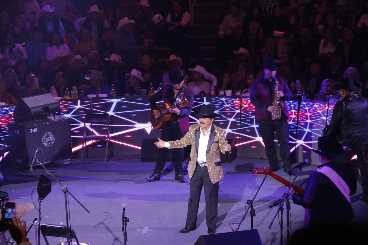 Lorenzo de Monteclaro emocionando al público con su clásico "El ausente". / Foto: Gamaliel González