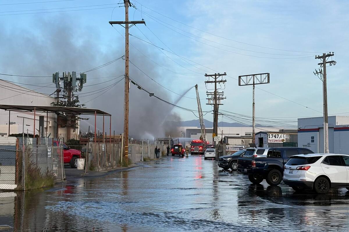 Incendio en Chula Vista lanza gran columna de humo