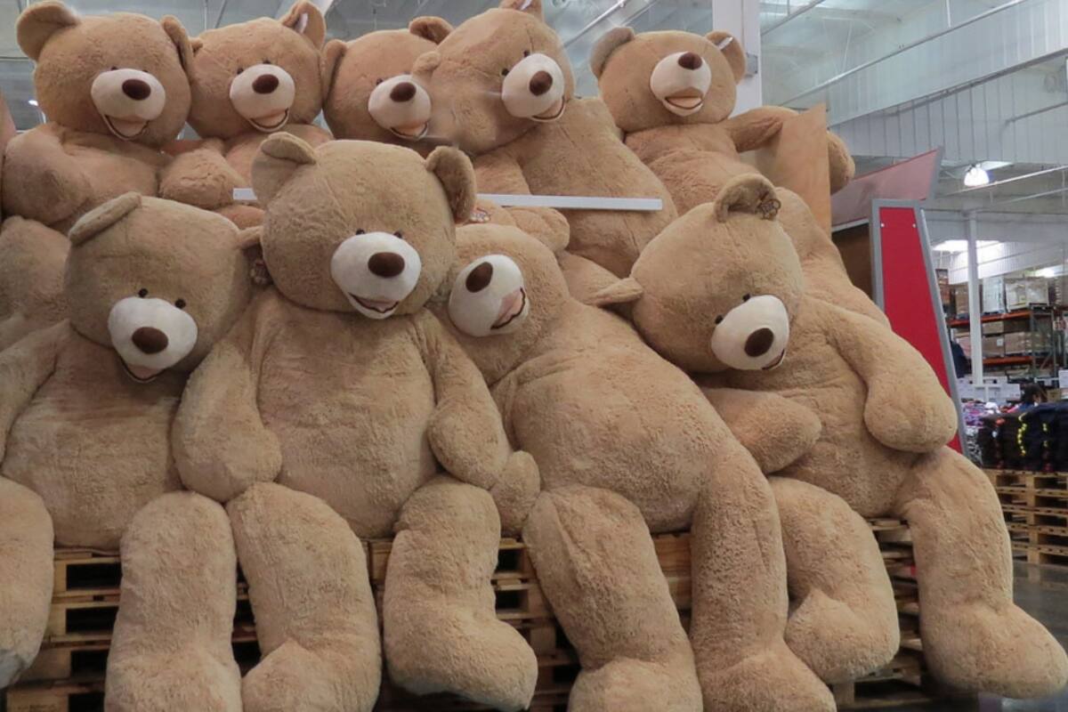 VIDEO: Oso de peluche aterroriza a la gente en tienda lanzando cosas a sus cabezas
