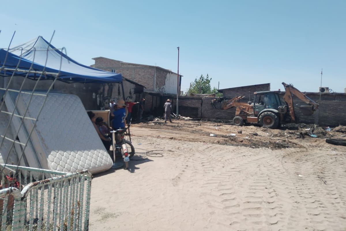 Incendio destruye dos viviendas en SLRC; sociedad y gobierno se unen para apoyar a familia afectada