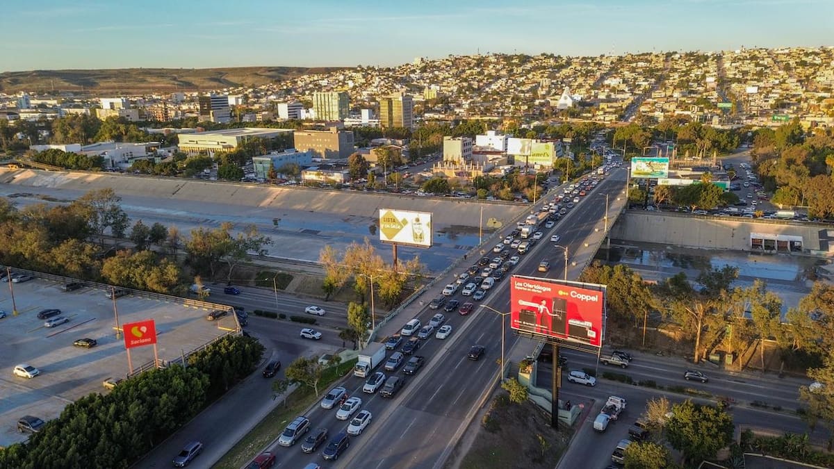 Se registra tráfico intenso sobre el bulevar Cuauhtémoc, donde largas filas avanzan a vuelta de rueda. Foto: Border Zoom