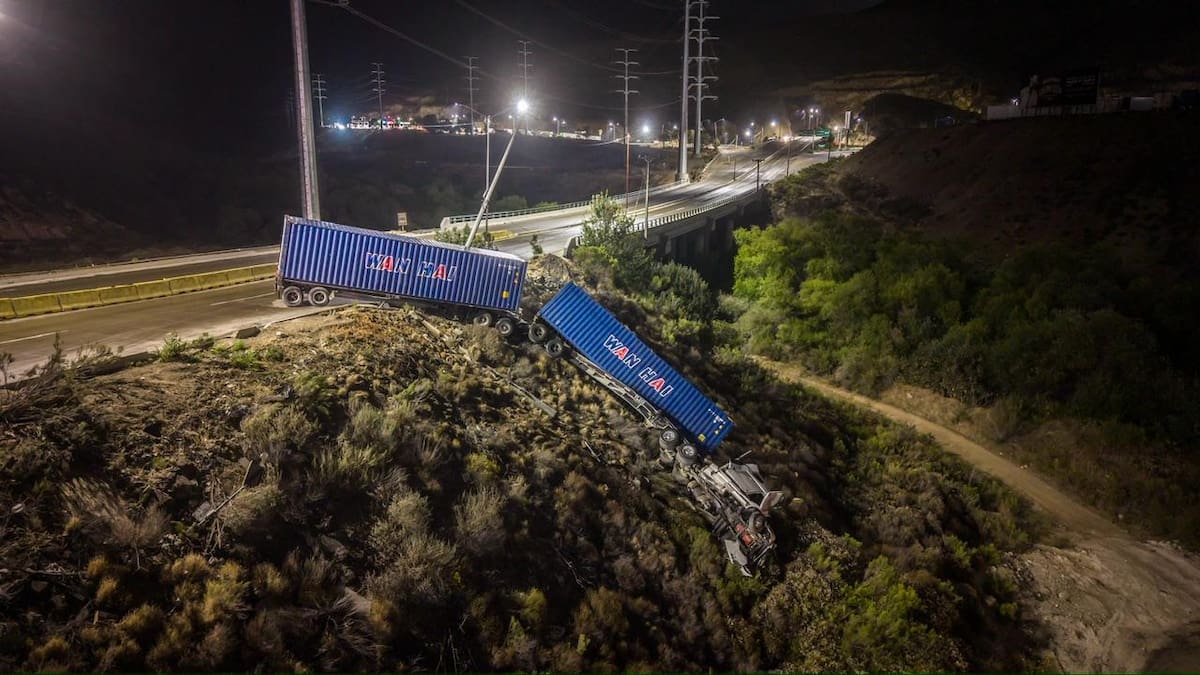 El accidente ocurrió antes del entronque con el bulevar 2000; el conductor resultó ileso pese a lo aparatoso del percance. Foto: Border Zoom