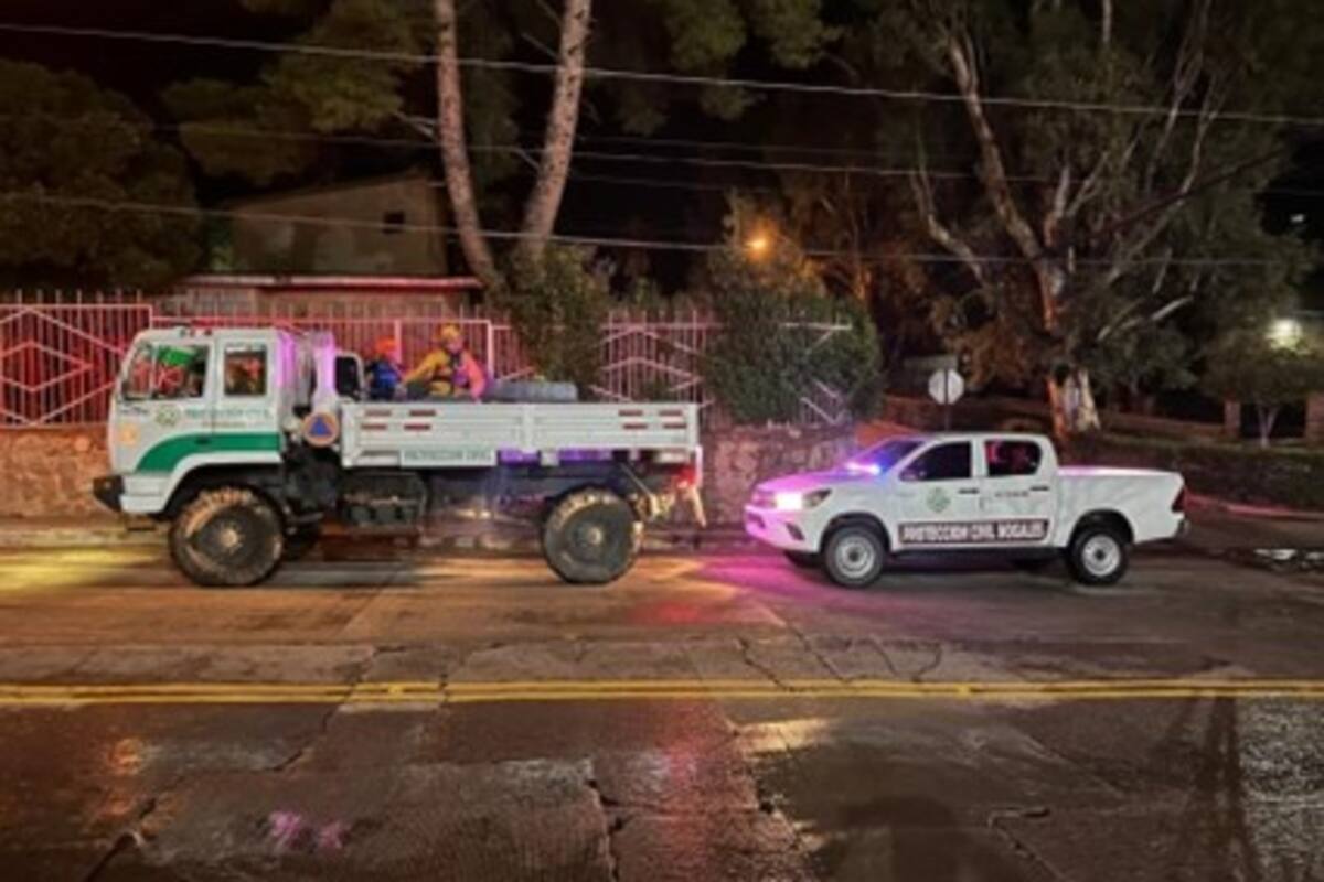 Rescatan a varias personas durante lluvia monzónica en Nogales
