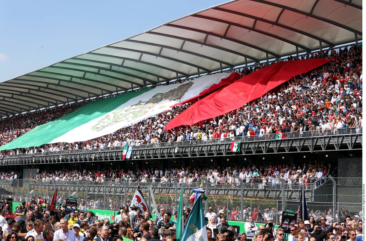 Una enorme bandera de México en el Autódromo Hermanos Rodríguez en el Gran Premio de la Ciudad de México de la F1. (Foto: Archivo GH)