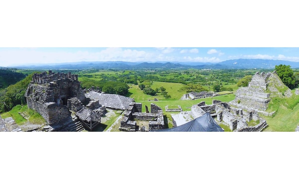 Toniná, ubicada en Ocosingo, Chiapas, es uno de los complejos más relevantes del área maya. Destaca por su acrópolis construida sobre un basamento piramidal que supera los 70 metros de altura. Foto: Especial (tripadvisor)