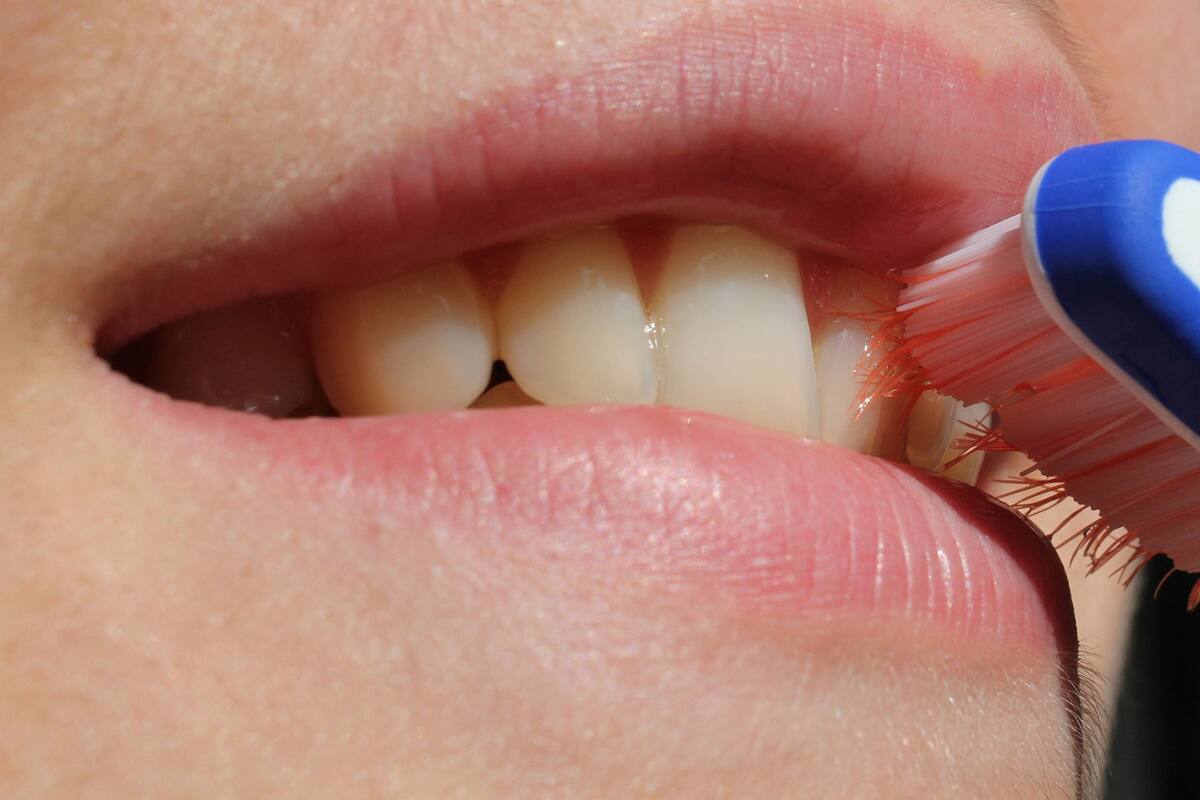 Cuida los dientes y encías fuera de casa en las próximas vacaciones