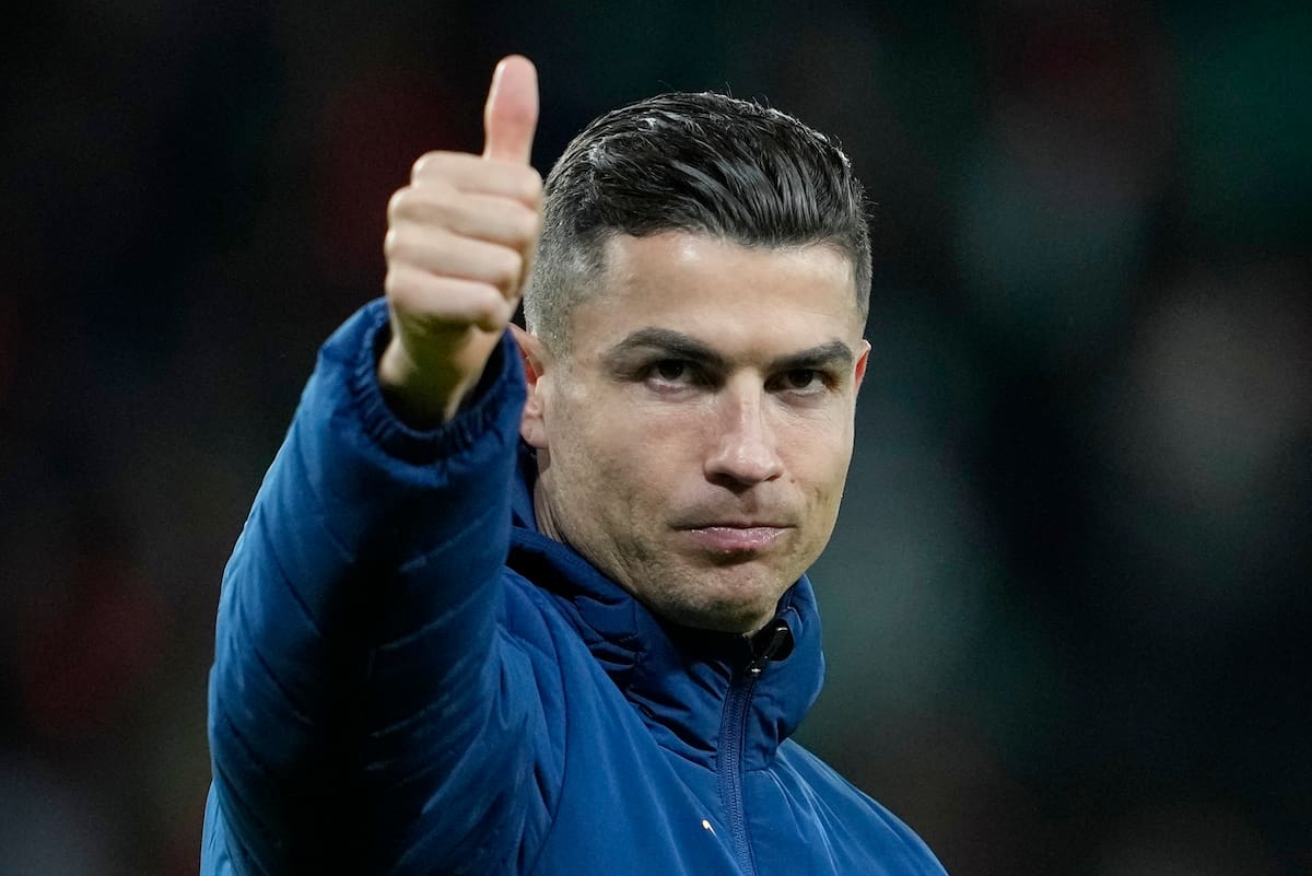 El delantero portugués Cristiano Ronaldo saluda al público tras la victoria contra Dinamarca en la Liga de Naciones de la UEFA, el domingo 23 de marzo de 2025. (AP Foto/Armando Franca)