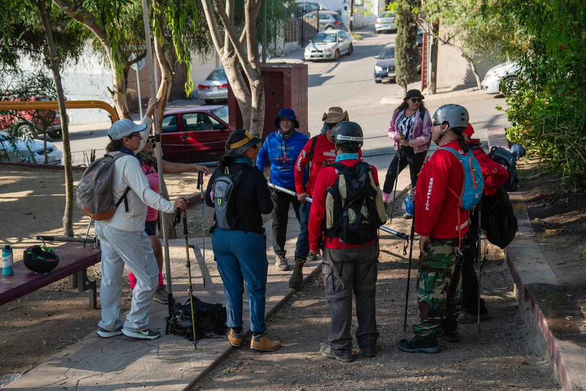 Integrantes del Blind Hiking Team realizaron un nuevo ascenso al Cerro Colorado para fortalecer su autonomía y promover el senderismo inclusivo.
Fotos: Border Zoom.