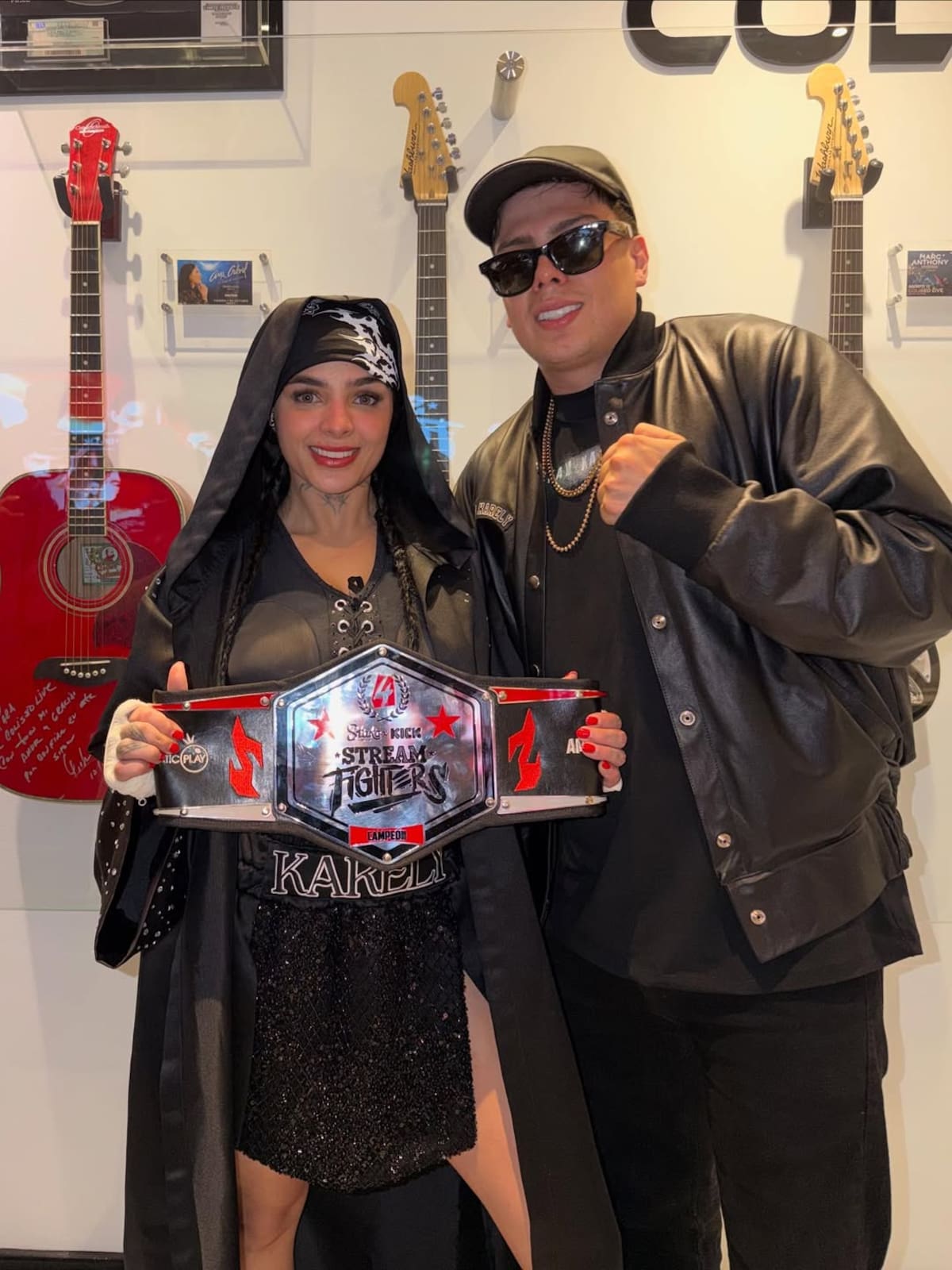 La influencer mexicana, Karely Ruiz, presume su cinturón tras conquistar el Stream Fighters 4 en Colombia. (Foto: @karelyruiz)