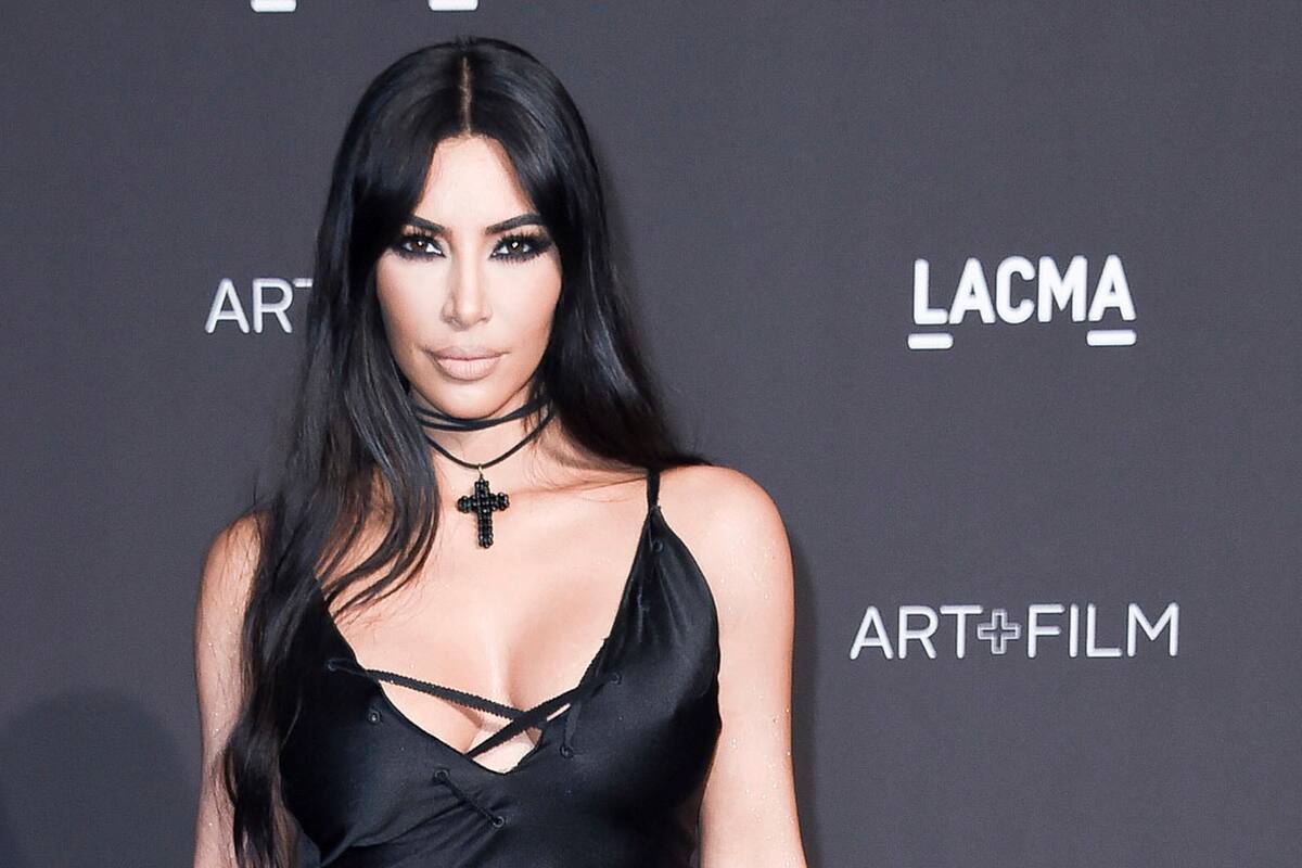 ARCHIVO - Kim Kardashian West en la gala 2018 LACMA Art+Film en el Museo de Arte del Condado de Los Angeles (LACMA) en Los Angeles. La estrella de realities y empresaria de maquillaje decidió cambiar el nombre de su línea de fajas Kimono Solutionwear después de que la gente se quejara en internet por apropiarse del nombre del traje tradicional japonés en el nombre. (Foto Richard Shotwell/Invision/AP, archivo)