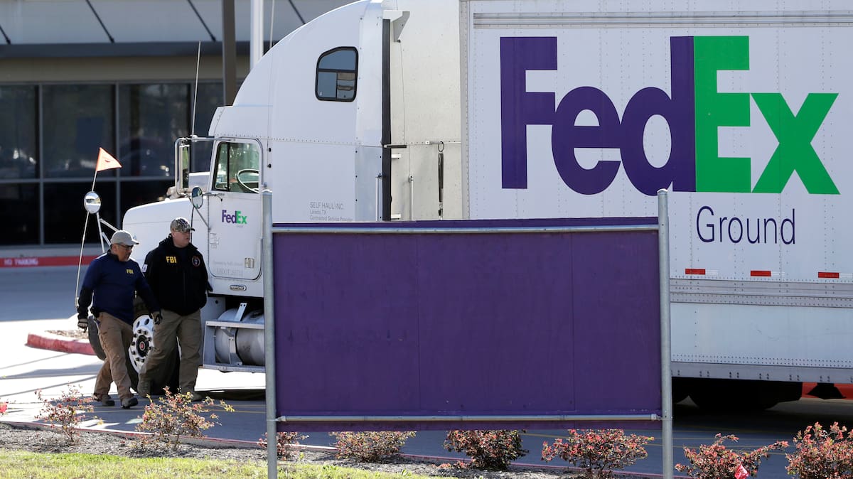 El hombre era repartidor de la compañia FedEx. (AP Photo/Eric Gay)