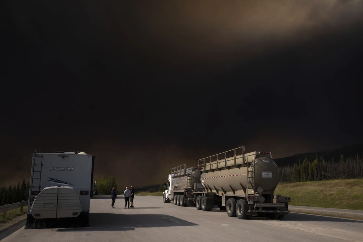 El humo cubre el cielo canadiense ante incendio forestal. | Crédito: AP