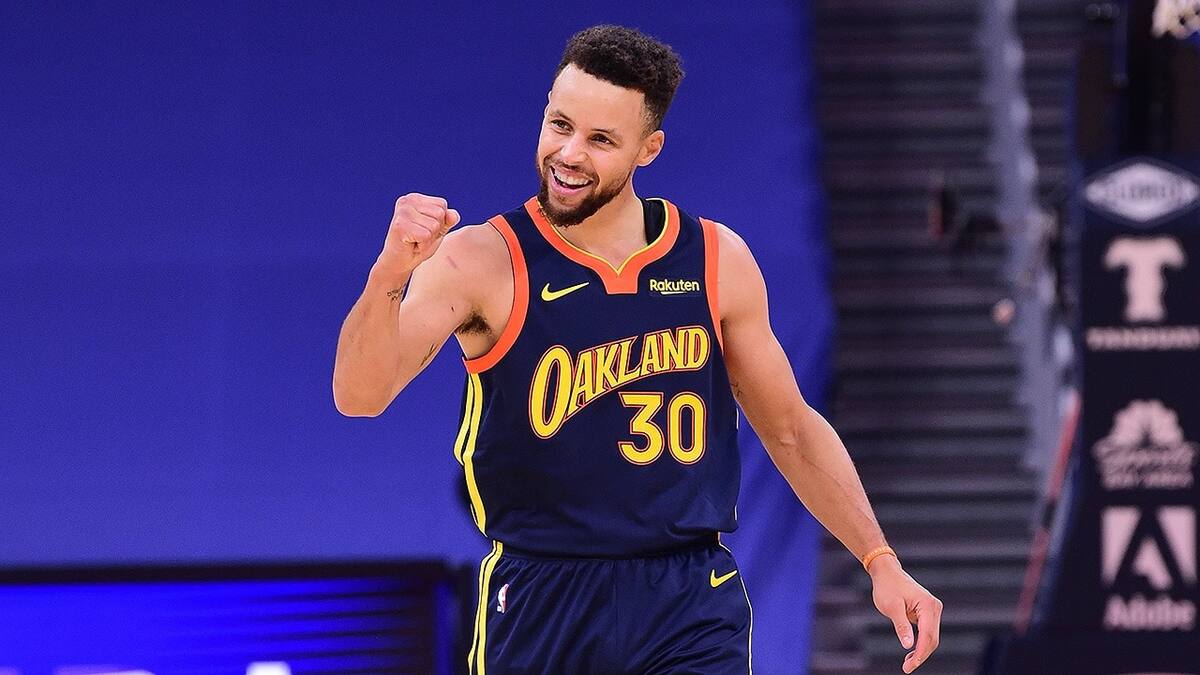 Los Warriors de Golden State sacaron recientemente un jersey retro recordando a la ciudad de Oakland. | Foto: NBA